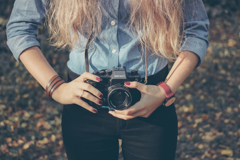 photographe-LE REVEST LES EAUX-min_hand-person-girl-woman-camera-photography-614-pxhere.com