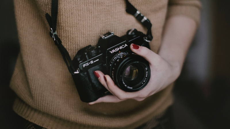 photographe-LE REVEST LES EAUX-min_woman-camera-photography-photographer-slr-dslr-319-pxhere.com